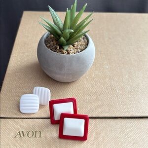 Avon Retro Earrings / Mod Square Bold Red&White Clip / Pierced Classic White 281